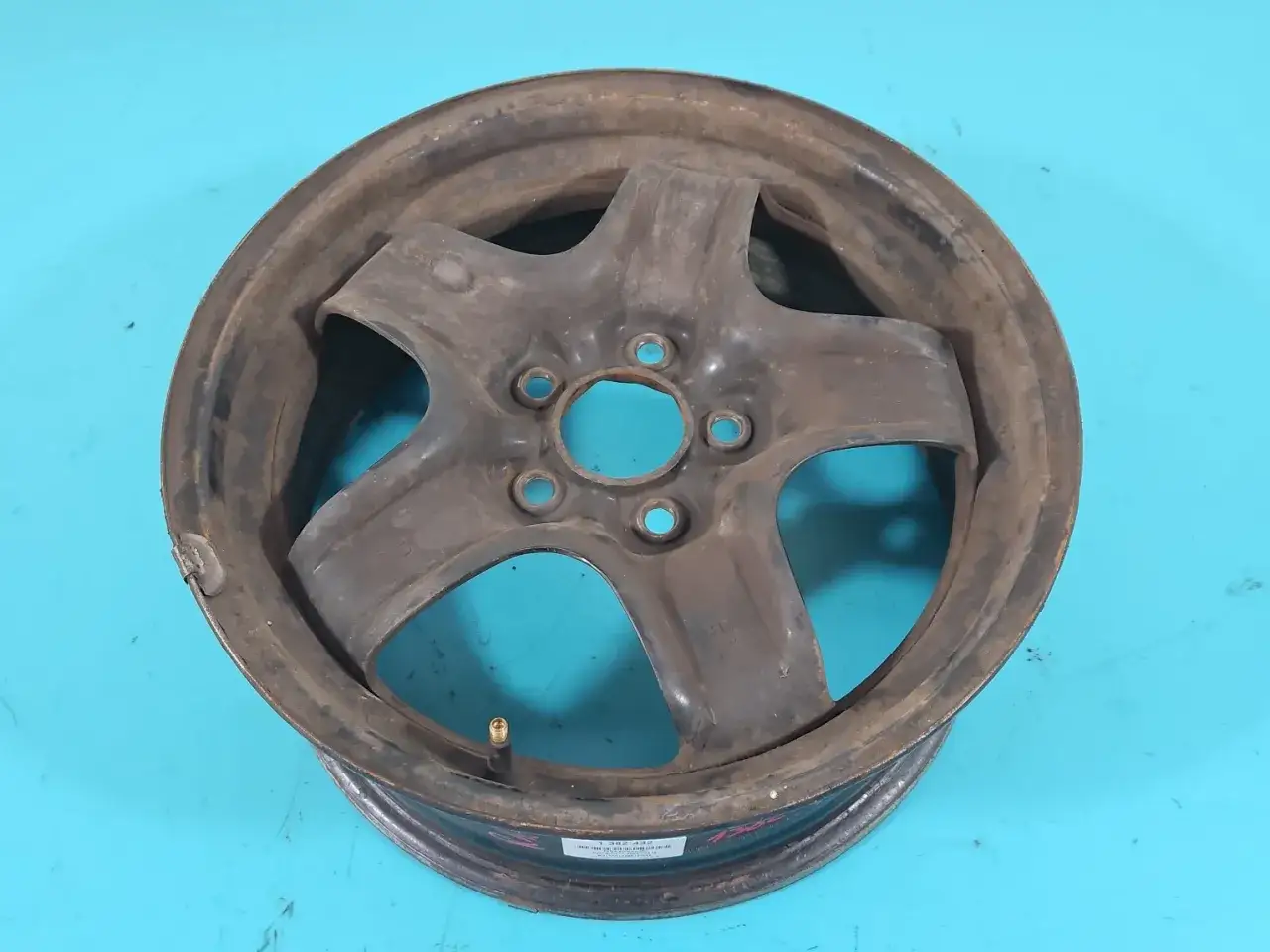 Stara felga stalowa do Astry H, z widocznym rozstawem śrub.