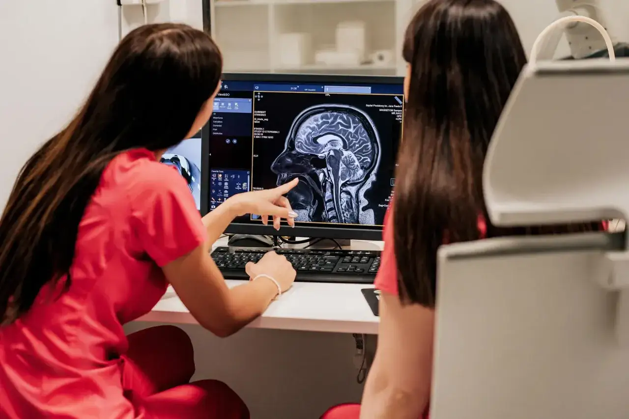Dwie lekarki analizują rezonans magnetyczny m&oacute;zgu. Czy diagnostyka robi badania na NFZ? Tak, często badania obrazowe są refundowane.
