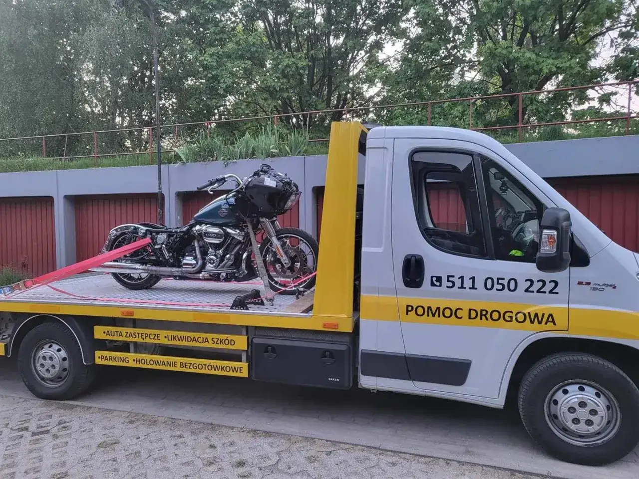 Motocykl Harley-Davidson na lawecie. Pomoc drogowa odpowiada na pytanie: czy można holować motocykl.