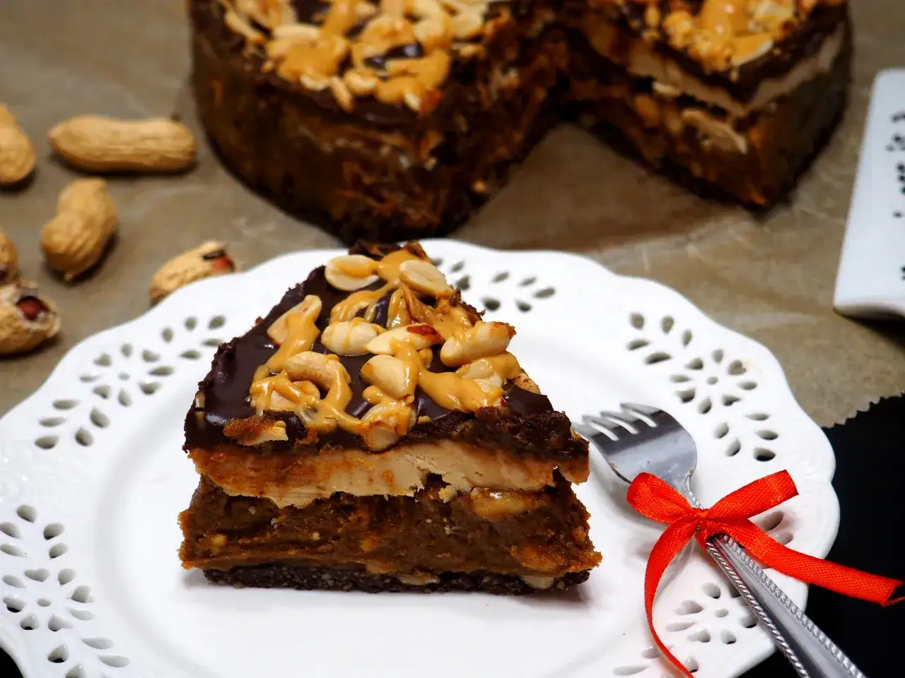 Pyszny kawałek ciasta z orzeszkami ziemnymi i czekoladą. Idealny przykład z 1000 przepisów na ciasta bez pieczenia.