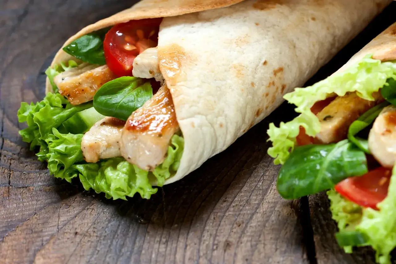 szybkie dania z kurczaka na lunch, pomysły na wrapy z kurczakiem