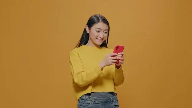 Uśmiechnięte osoby z telefonami, wysyłające wiadomości