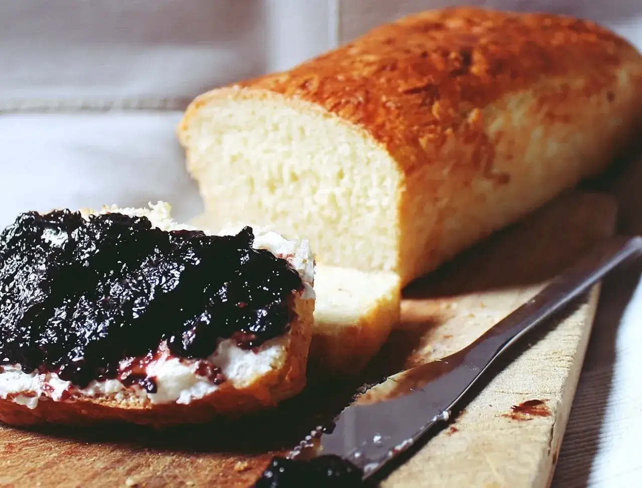 Chleb z dżemem i masłem. Gdy ciasto na chleb nie rośnie, warto sprawdzić drożdże i temperaturę.