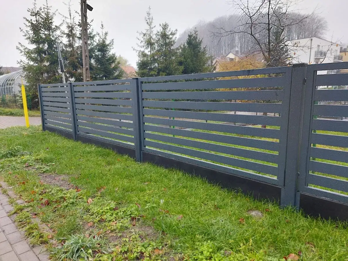 czarne ogrodzenie z zielenią