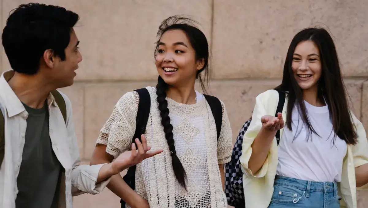 ludzie w niezręcznej rozmowie, unikanie temat&oacute;w tabu, niemieckie rozmowy