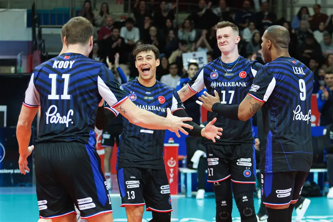 Siatkarze Halkbank Ankara w akcji, radośnie świętujący zwycięstwo.