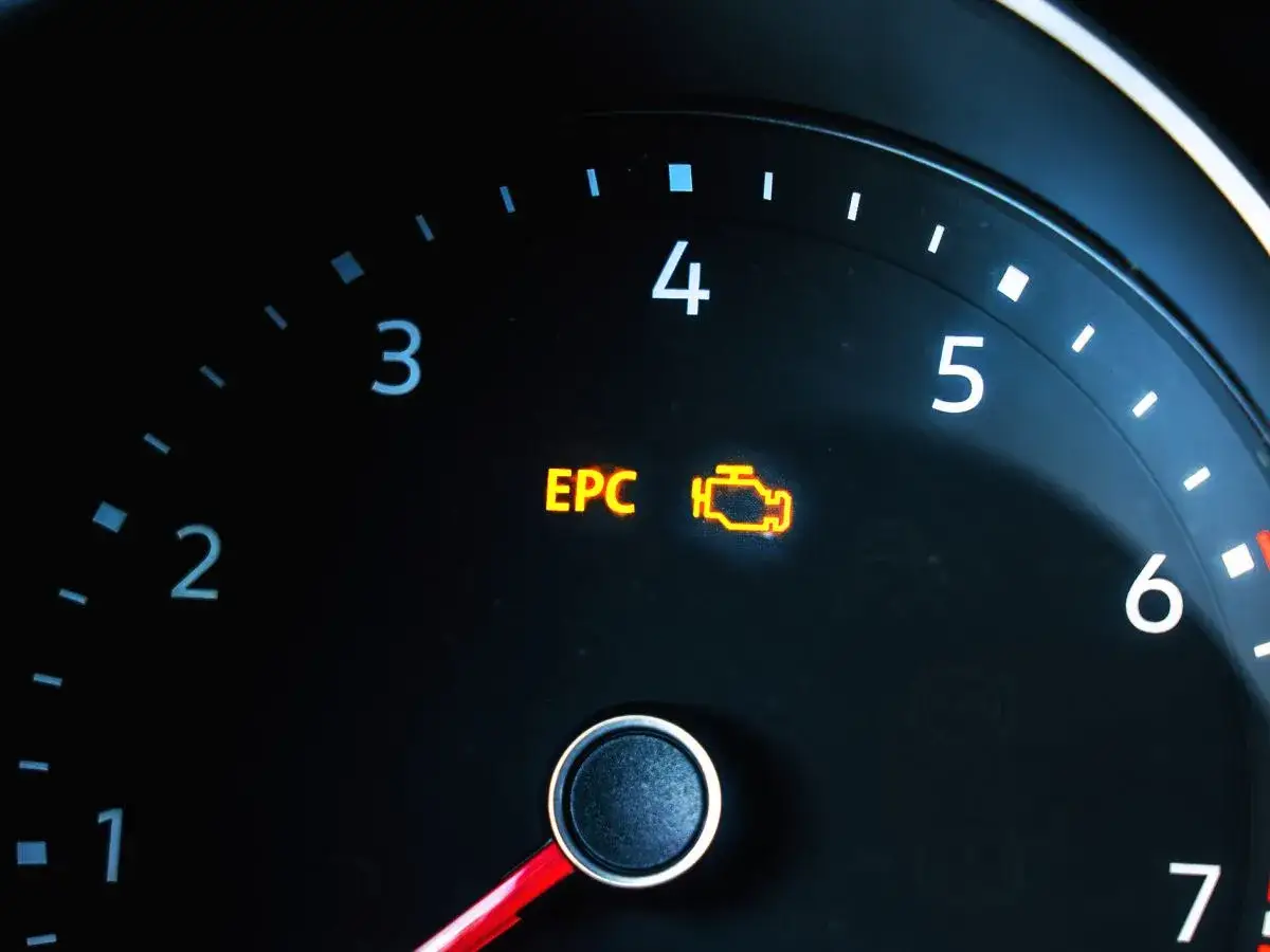 Kontrolka EPC świeci się na desce rozdzielczej Seat Ibiza, sygnalizując problem z silnikiem.