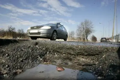 jazda po dziurach uszkodzenia samochodu