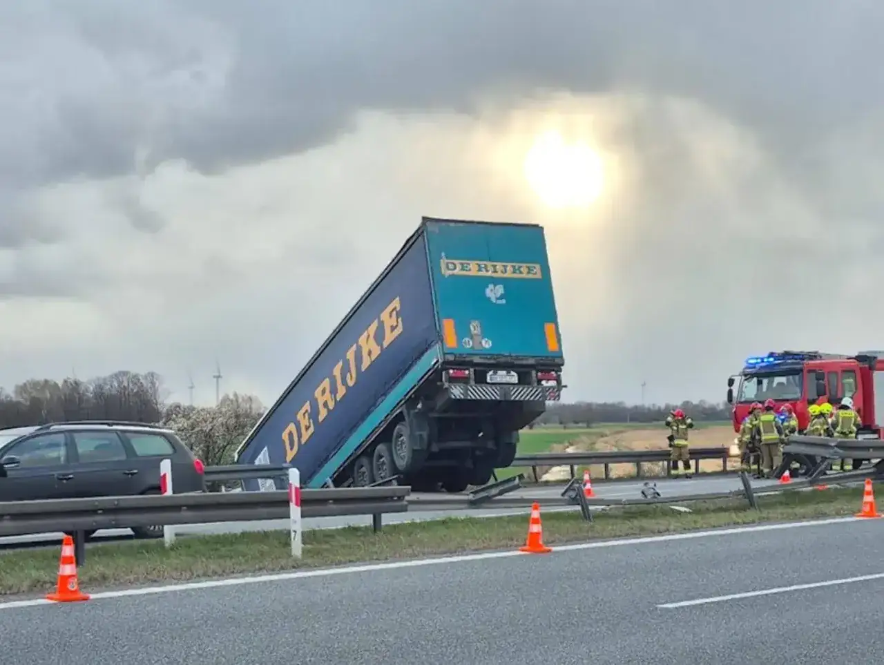 Ciężarówka na drodze ekspresowej