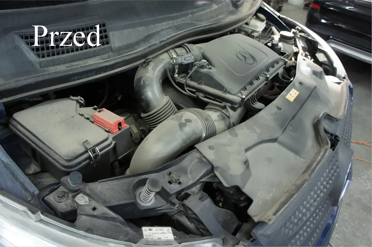 czysta komora silnika przed i po myciu