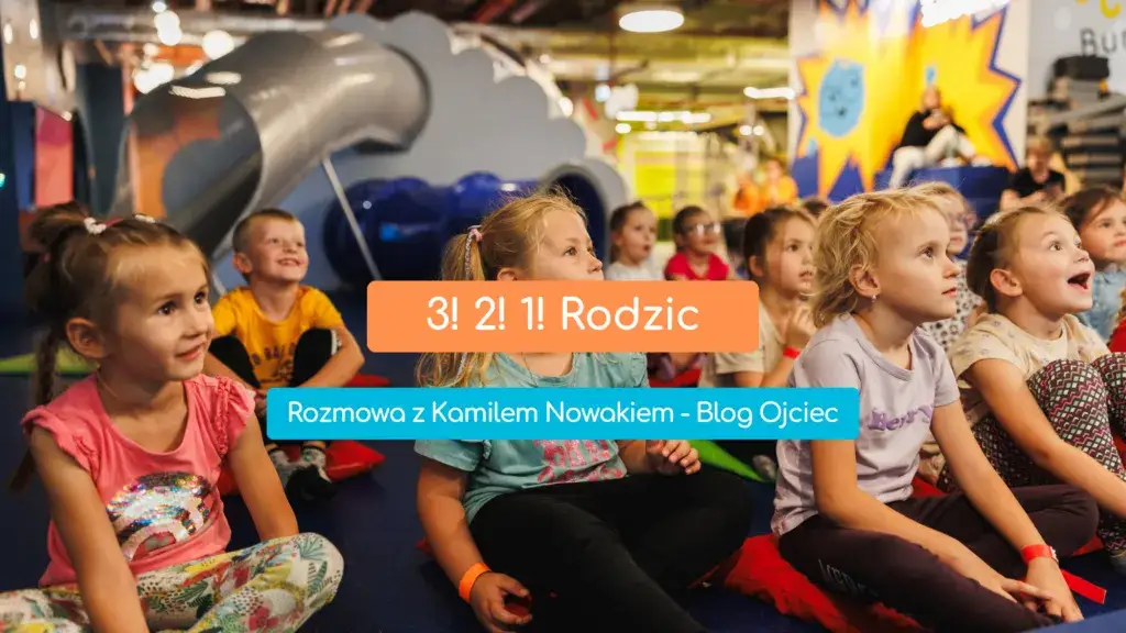 Rodzic i dziecko wspólnie odkrywający świat