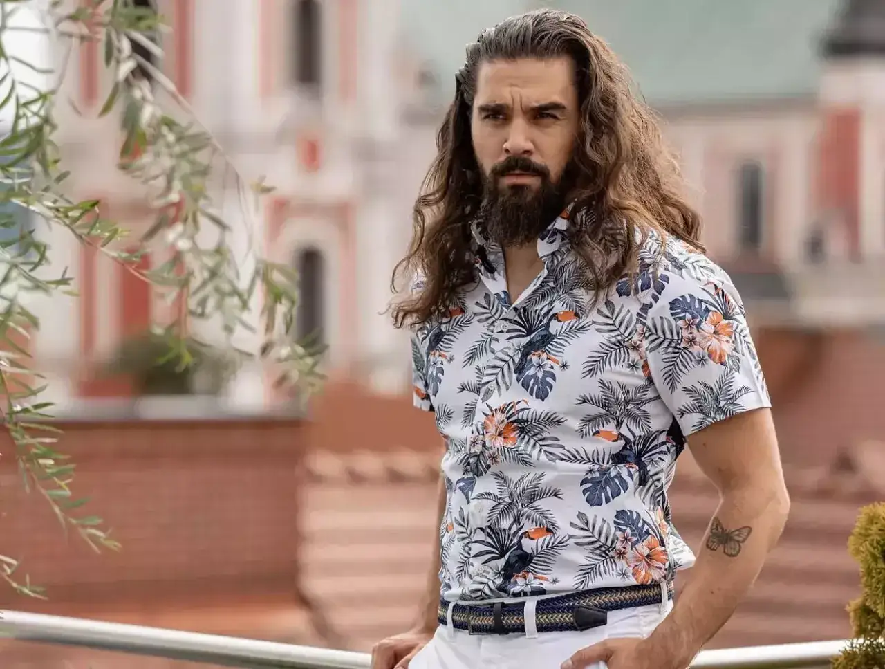 mężczyzna w koszuli z krótkim rękawem w nieformalnej stylizacji na upalne wesele