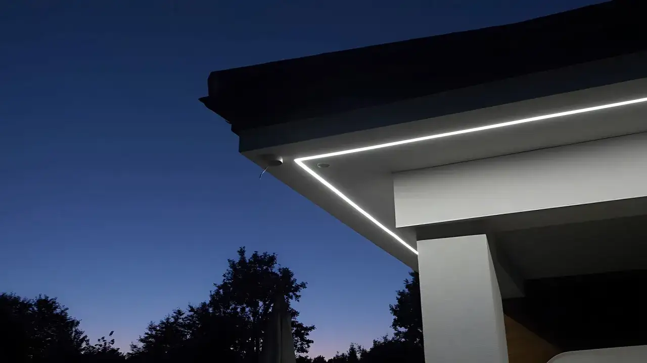 Nowoczesny profil led do elewacji podkreśla architekturę budynku, tworząc subtelne światło o zmierzchu.