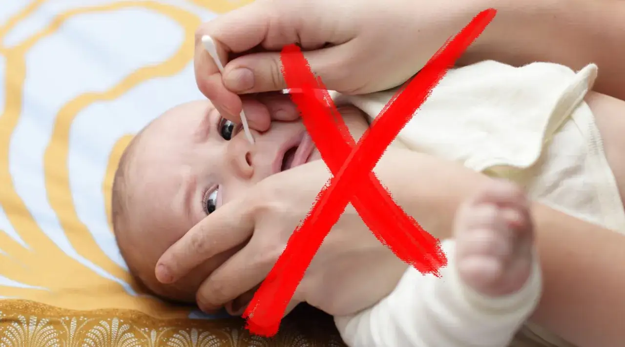 Często rodzice chcą zadbać o czystość noska noworodka, ale używanie patyczków higienicznych jest niewskazane. Czerwony krzyż symbolizuje zakaz.