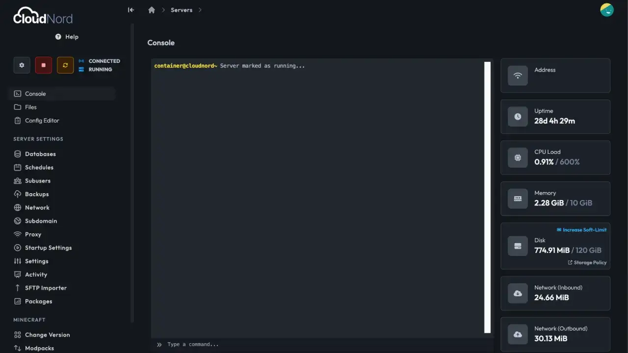 Panel zarządzania własny serwer Minecraft. Konsola pokazuje, że serwer działa. Widoczne statystyki: czas pracy, obciążenie CPU, pamięć, dysk i ruch sieciowy.