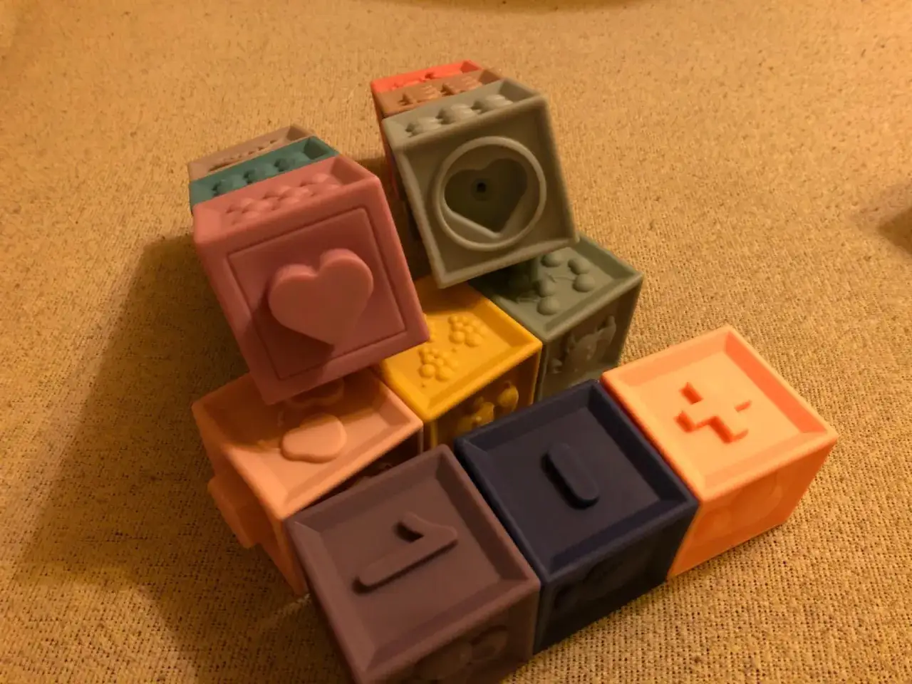 szczęśliwe dziecko bawi się klockami sensorycznymi Canpol