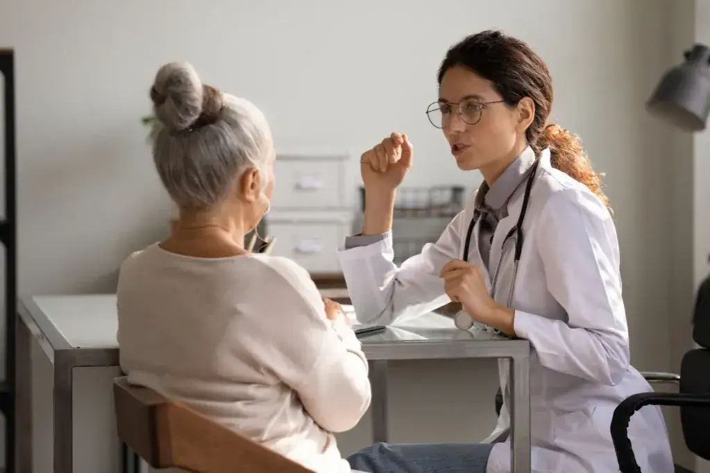 pacjent rozmawia z lekarzem o skierowaniu