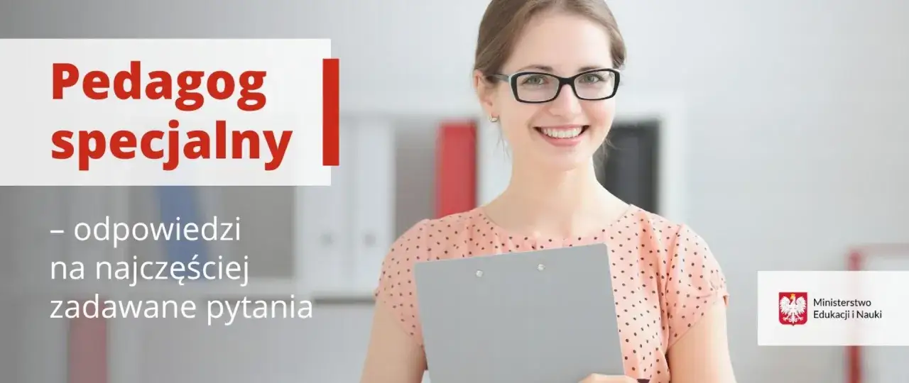 Uśmiechnięta pedagog specjalny z teczką, gotowa odpowiedzieć na pytania, kto może prowadzić zajęcia rewalidacyjne.