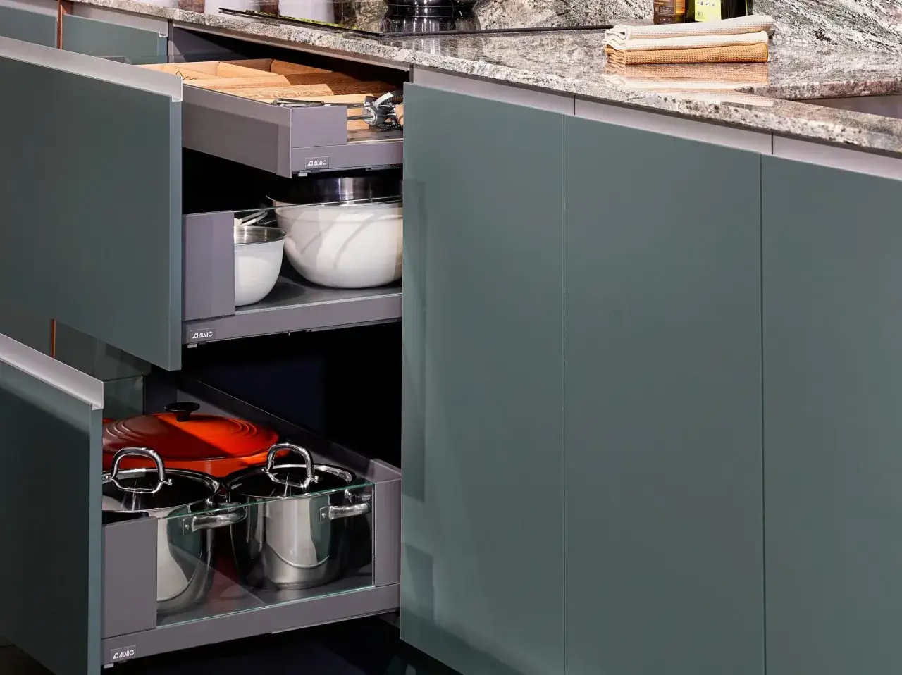 Cajones extraíbles de muebles de cocina fabricantes, con ollas y boles organizados.