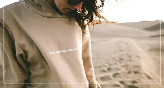 Zdjęcie Dlaczego dziewczyny kochają męskie bluzy? Sekrety komfortu i stylu.