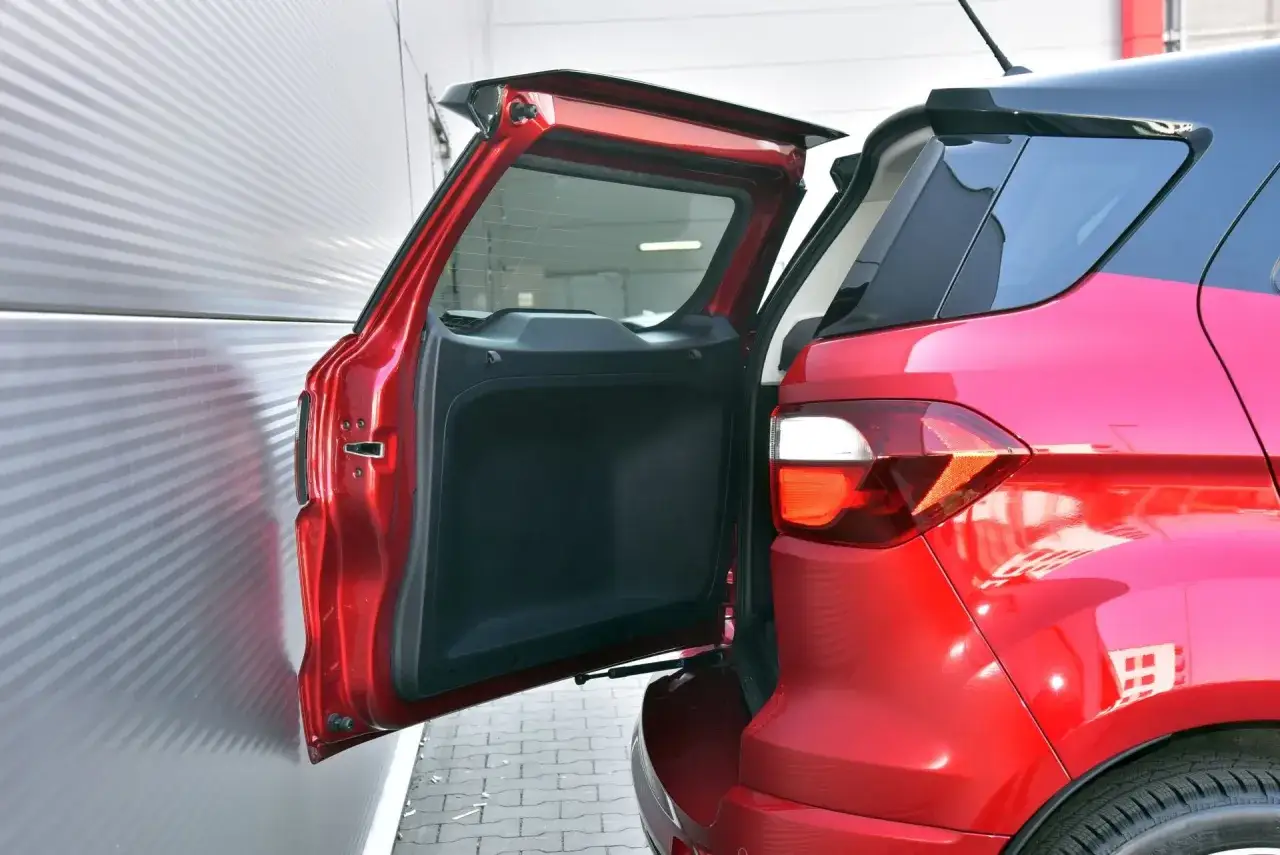 Czerwony Ford Ecosport z otwartą klapą bagażnika, gotowy do załadunku.
