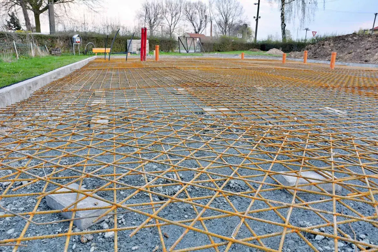 przekr&oacute;j wylewki z siatką zbrojeniową