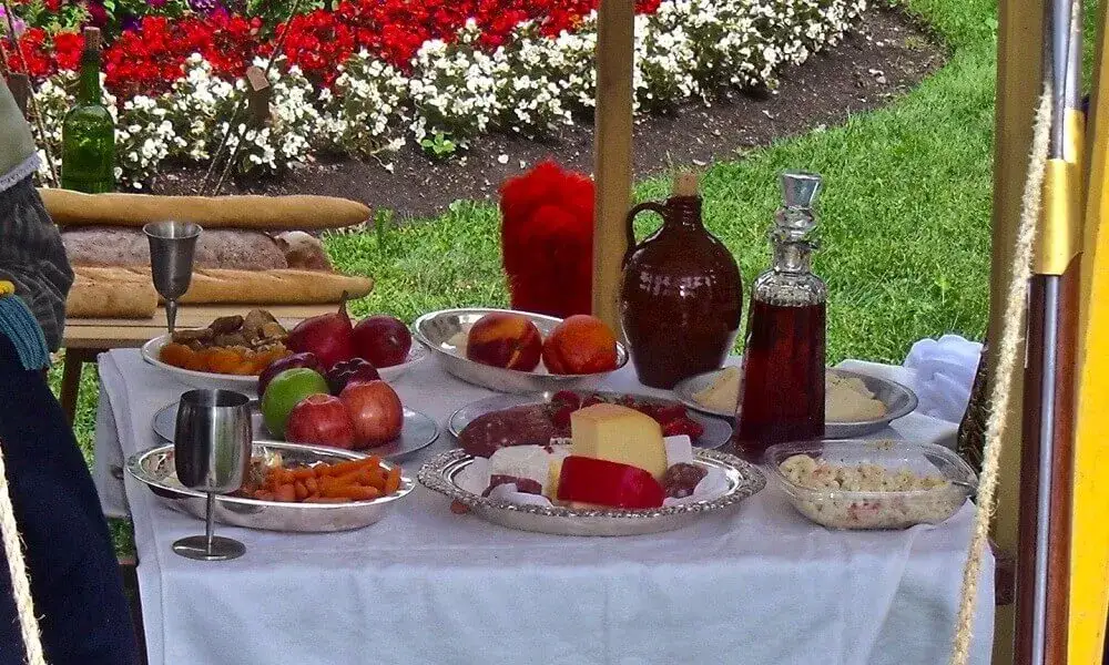 St&oacute;ł biesiadny z jedzeniem na grilla w ogrodzie