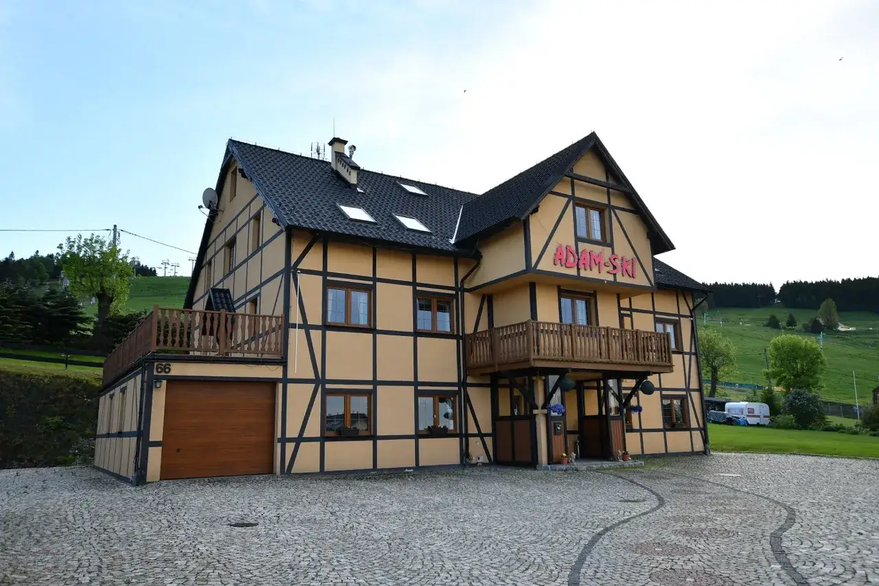 Dom z napisem 