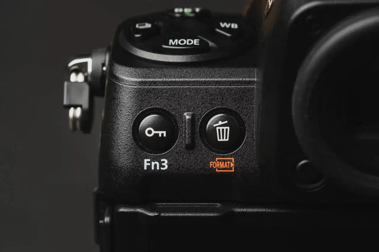 Zbliżenie na przyciski aparatu Nikon Z8: Fn3, kosz i pomarańczowy napis FORMAT. Testowanie możliwości.