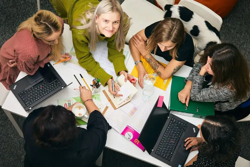 grupa ludzi aktywnie uczestnicząca w warsztatach rozwojowych