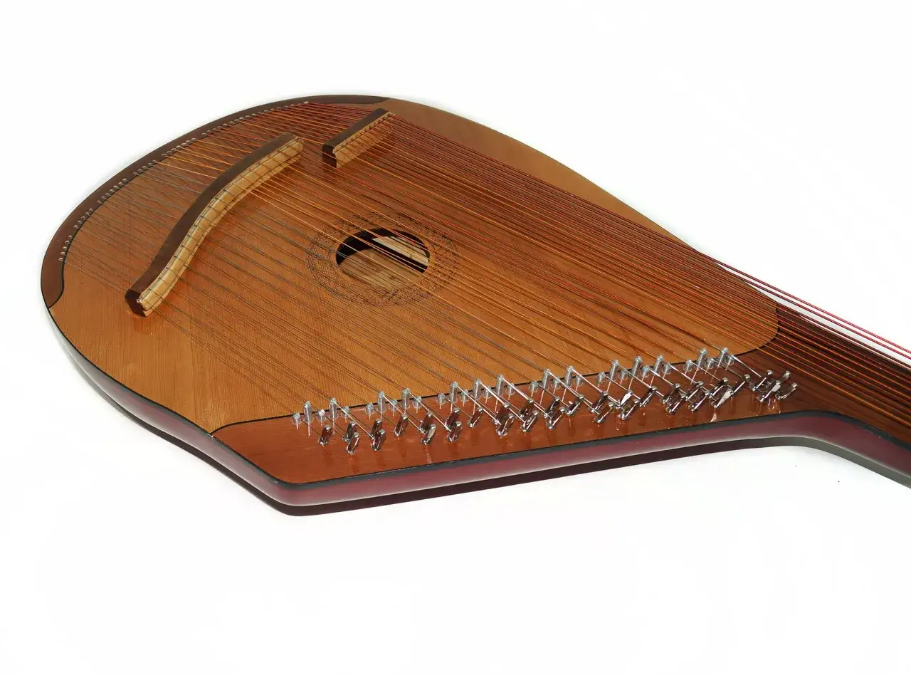 Drewniany instrument muzyczny z 46 strunami, przypominający harfę, z okrągłym otworem rezonansowym.