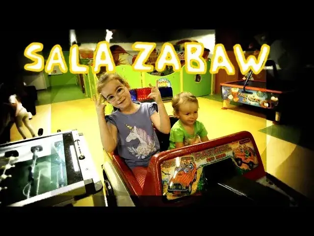 dzieci bawiące się w kolorowej sali zabaw z labiryntami
