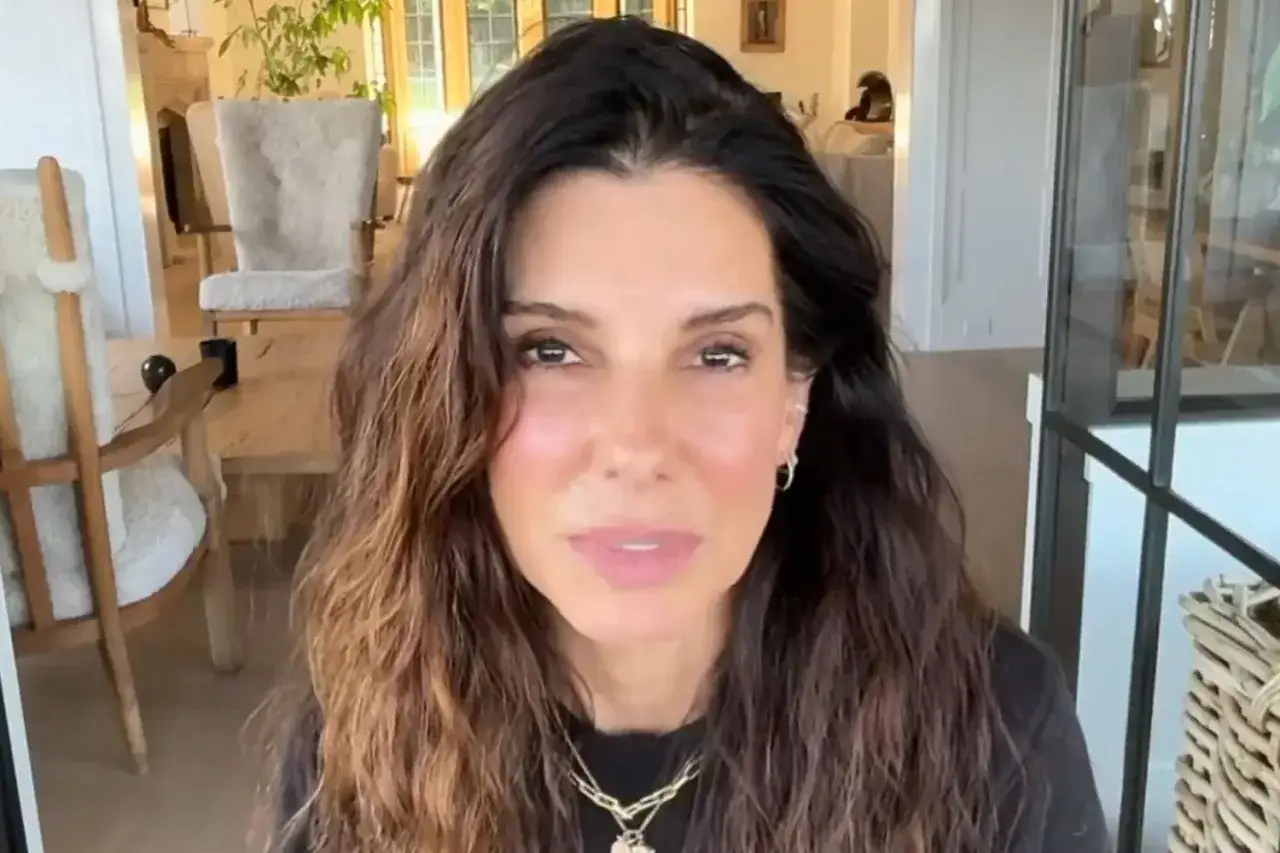 Sandra Bullock, ile lat ma? Aktorka w naturalnym ujęciu, z rozpuszczonymi włosami i delikatnym makijażem, w domowym zaciszu.