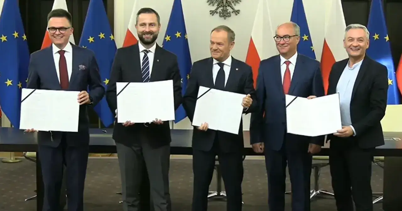 Pięciu mężczyzn w garniturach prezentuje dokumenty. To ważny moment, gdy podpisują umowa koalicyjna tekst.