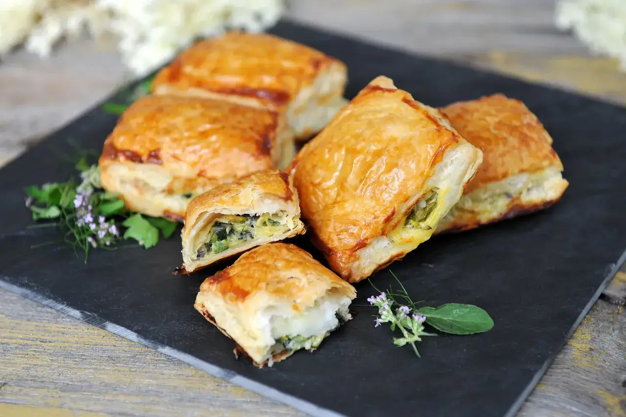 Zdjęcie Pyszne ciasto francuskie z masłem czosnkowym – łatwy przepis na przekąskę