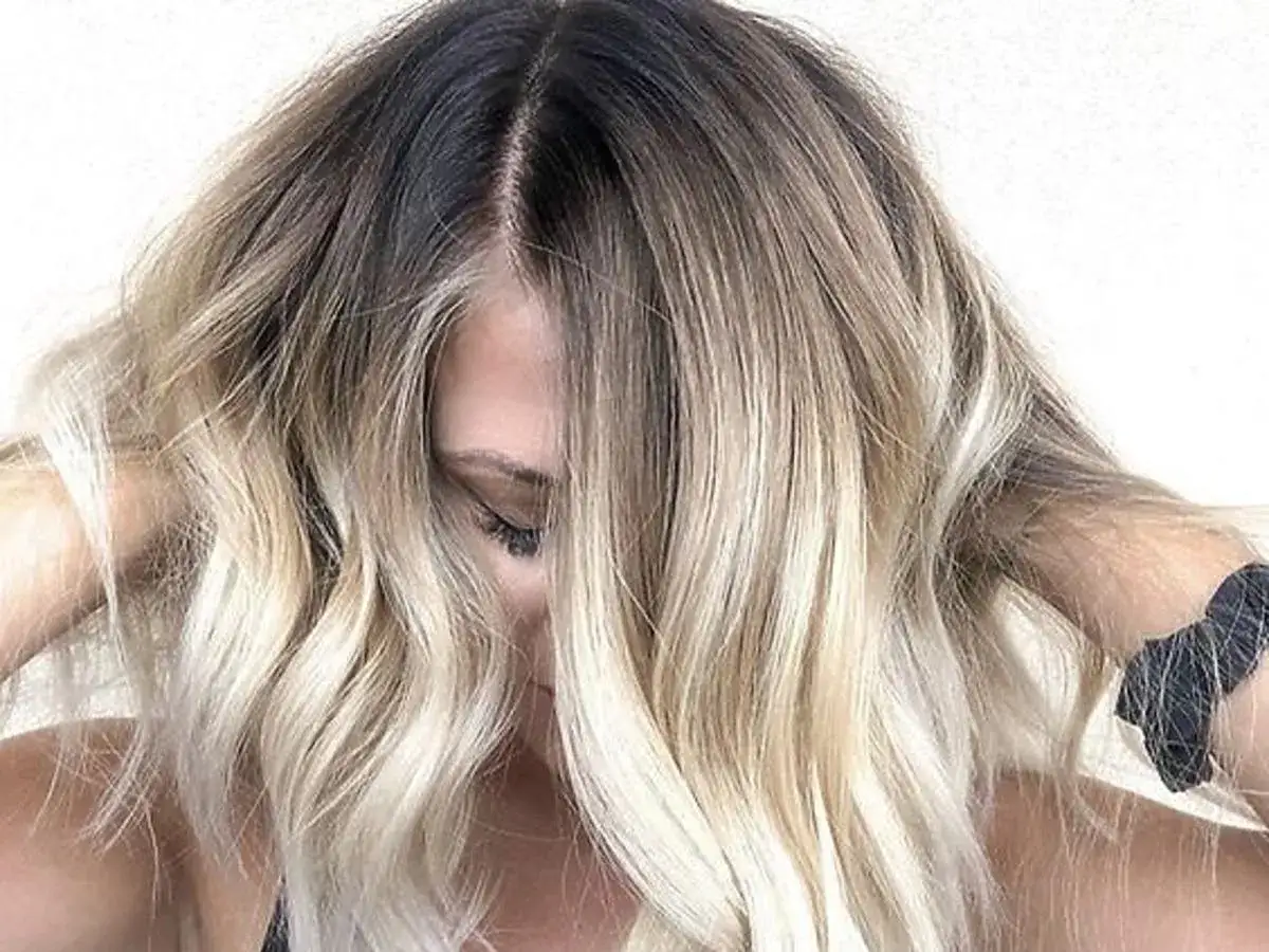 Zdjęcie Jak wybrać idealny kolor na siwe odrosty i uniknąć błędów w koloryzacji