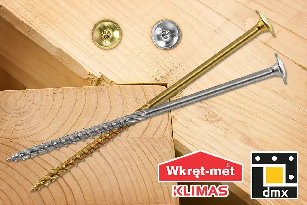 Dwa wkręty do krokwi, złoty i srebrny, leżą na drewnianych belkach. Dwa mniejsze wkręty widoczne są na górze.