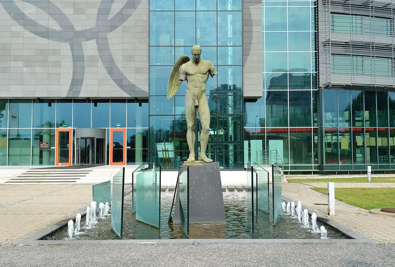 Jacek Mitoraj z rzeźbami Igora Mitoraja