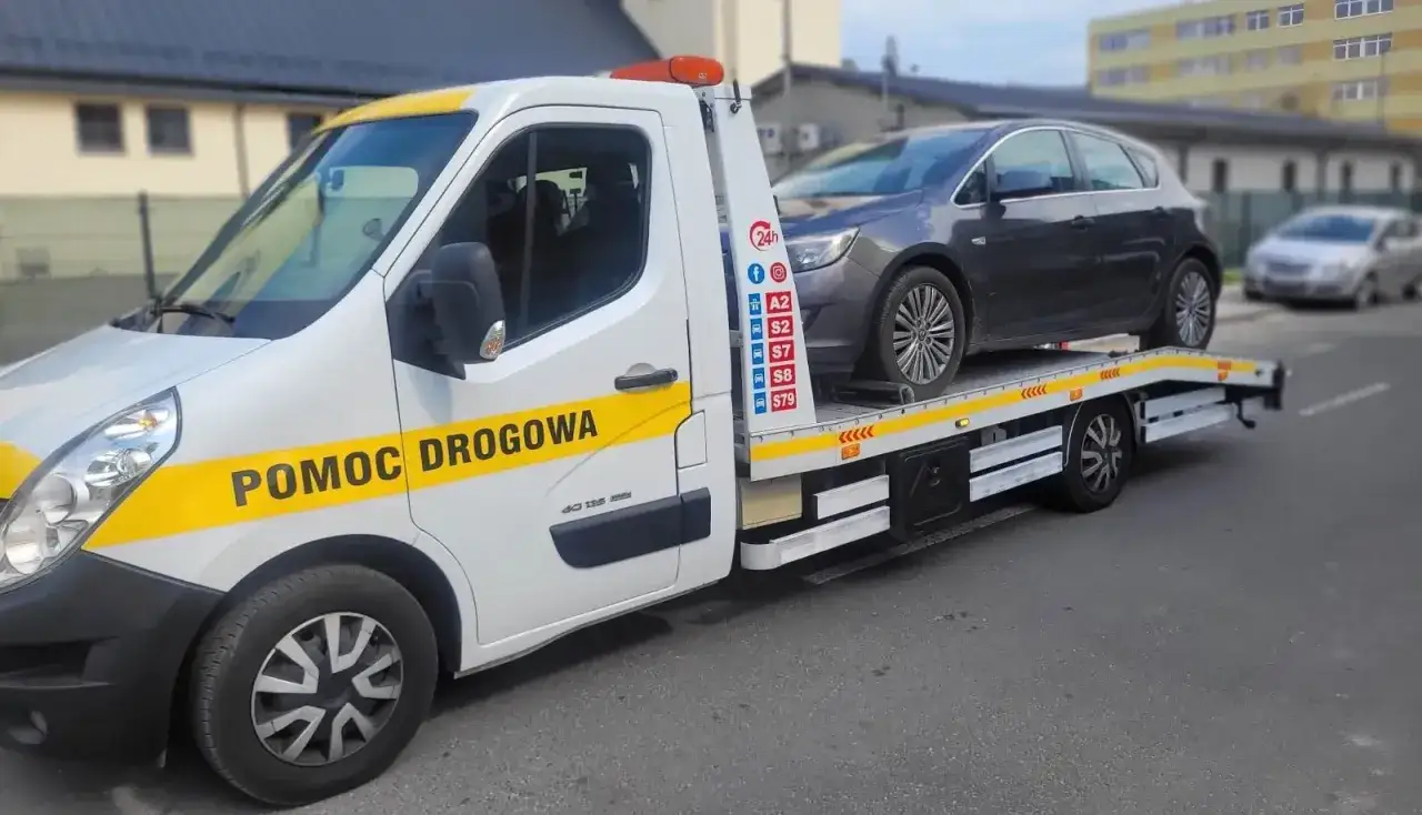 Pomoc drogowa z assistance bez OC transportuje uszkodzony samochód.