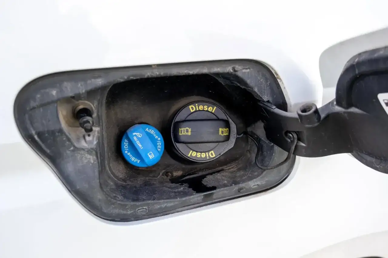 Dwa korki wlewu paliwa: jeden niebieski z napisem AdBlue, drugi czarny z napisem Diesel. AdBlue co to? To płyn do redukcji emisji spalin w dieslach.
