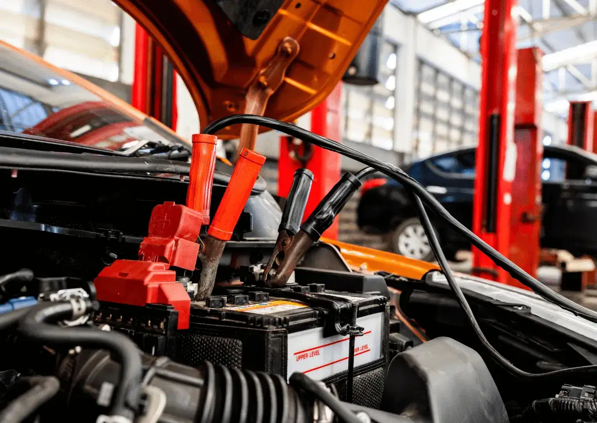 Bezpieczne ładowanie akumulatora samochodowego