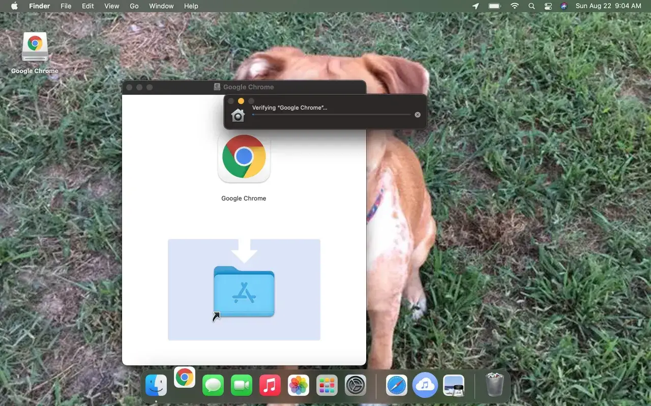 Instalacja Google Chrome na Macu: weryfikacja pliku i przeciąganie do folderu aplikacji.