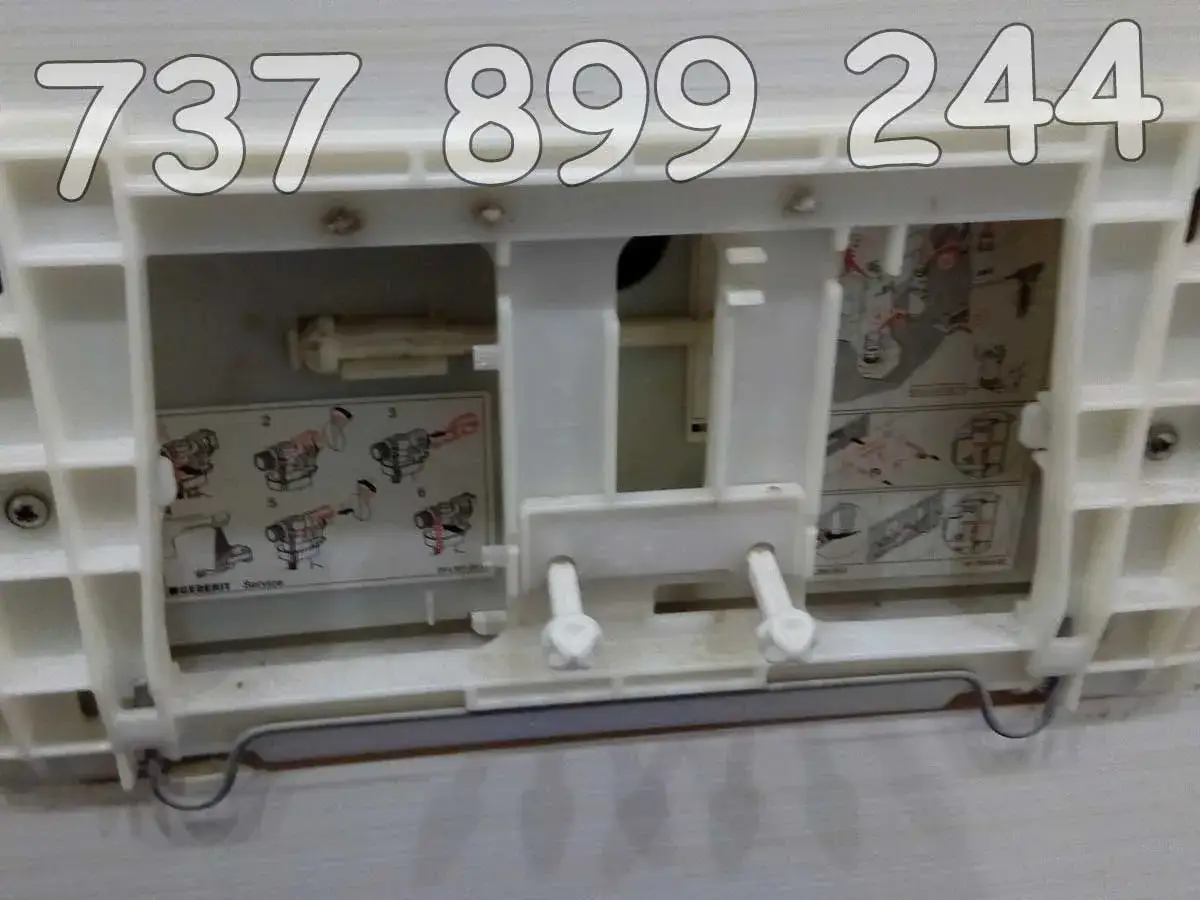 Widoczny mechanizm spłuczki Geberit, który cieknie. Widać instrukcję montażu.