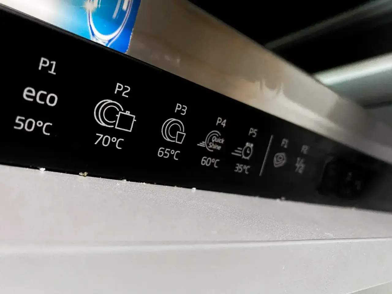 Panel zmywarki Beko: programy P1 (eco 50&deg;C), P2 (70&deg;C), P3 (65&deg;C), P4 (Quick Shine 60&deg;C), P5 (35&deg;C) i inne symbole.
