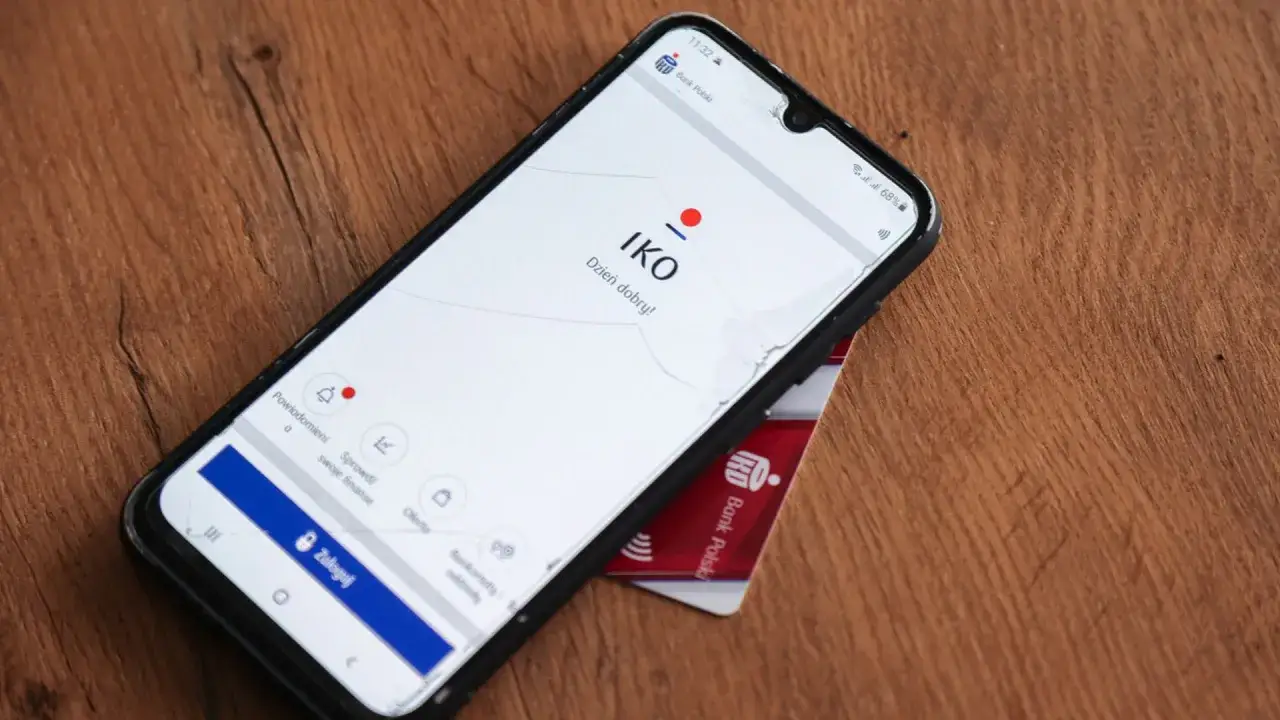 Smartfon z aplikacją IKO Banku Polskiego. Rozliczamy blokady do 7 dni.