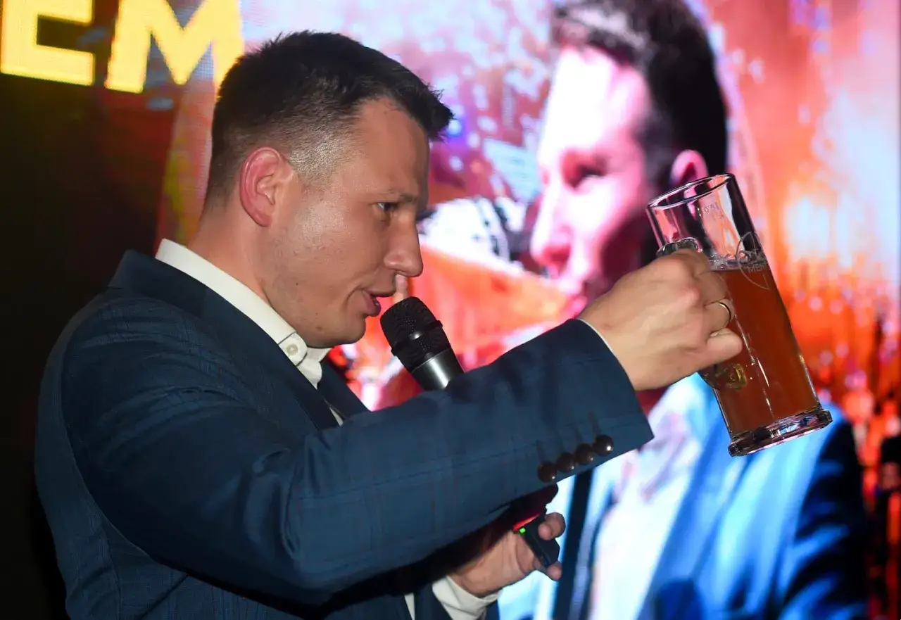 Sławomir Mentzen w biurze lub z piwem Mentzen