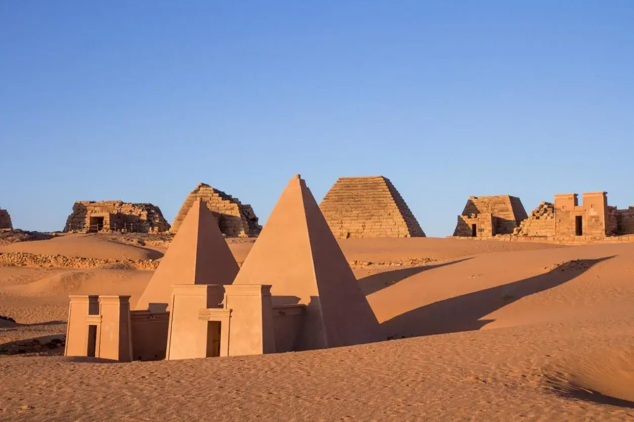 Piękne piramidy w Sudanie, idealne na niezapomniane wycieczki. Pustynny krajobraz i starożytne budowle zachwycają.