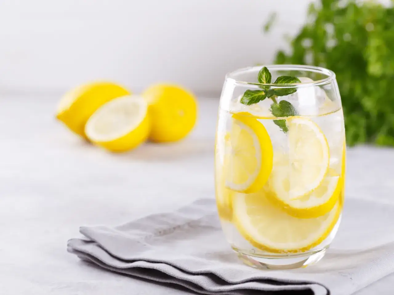 Orzeźwiająca woda z cytryną i miętą. Czy cytryna obniża ciśnienie? Warto spróbować tego napoju.