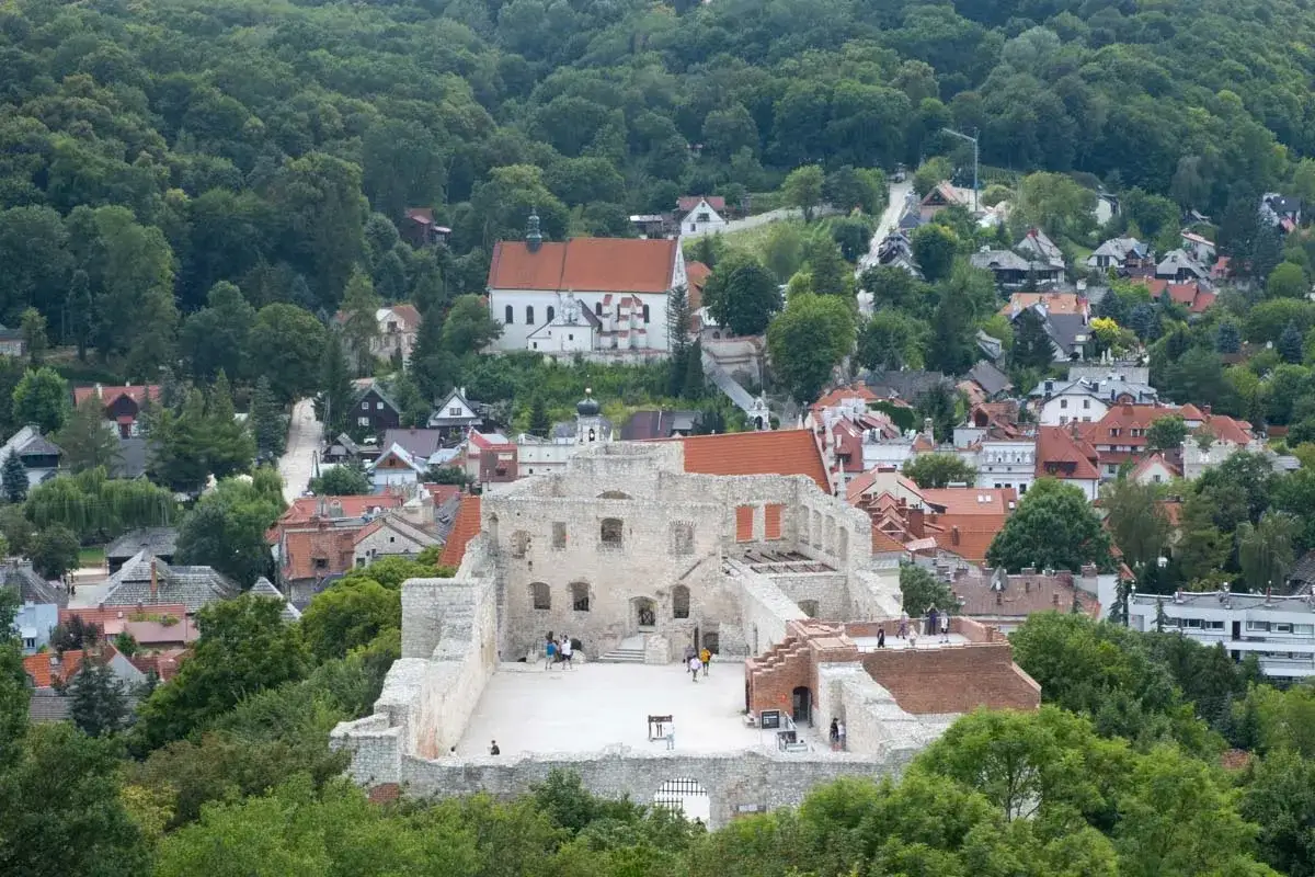 Ruiny zamku i miasteczko w Kazimierzu Dolnym. Wspaniałe kazimierz dolny atrakcje zachwycają widokiem.
