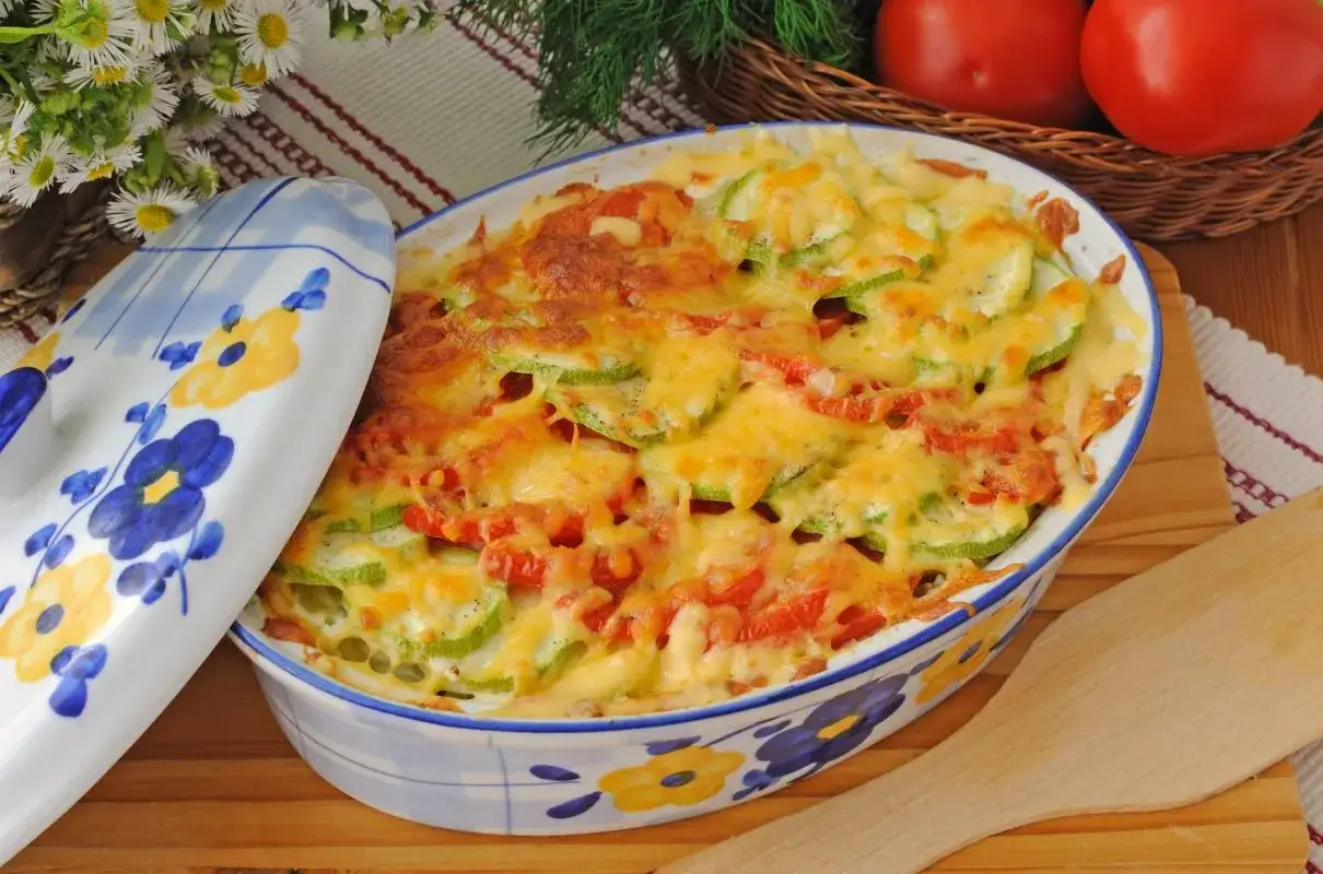 Zapiekanka z cukinii i pomidorów pod beszamelem i serem. Idealny pomysł, co zrobić z cukini na obiad.